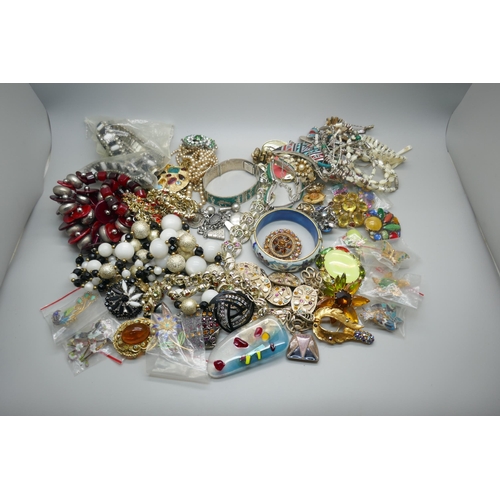 910 - Costume jewellery including silver