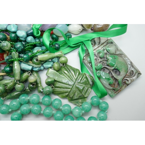 919 - A collection of gemstone bead necklaces including malachite and quartz