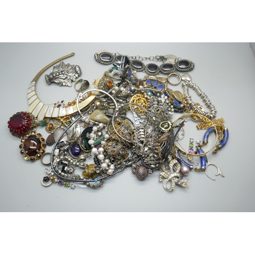 920 - A collection of vintage jewellery including sterling silver and low grade silver