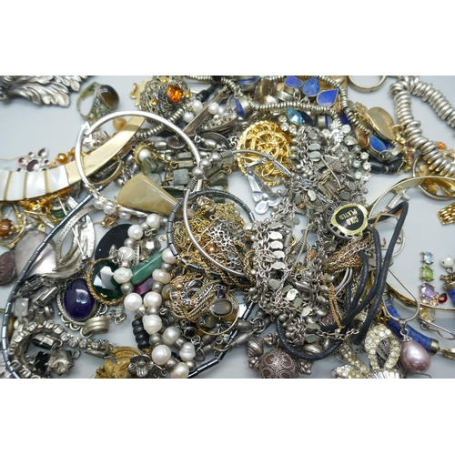 920 - A collection of vintage jewellery including sterling silver and low grade silver