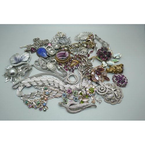 928 - Vintage jewellery including Coro