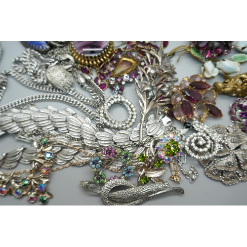 928 - Vintage jewellery including Coro