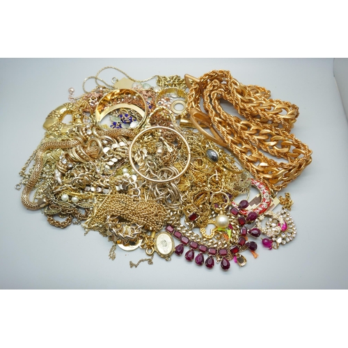 929 - Gold tone jewellery