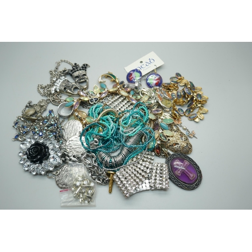 930 - Costume jewellery