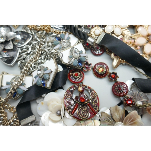 932 - Twelve statement necklaces