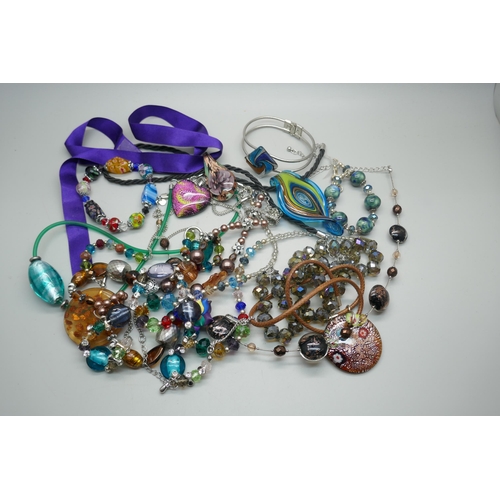 936 - Glass jewellery