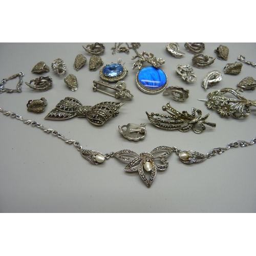 943 - Marcasite set jewellery