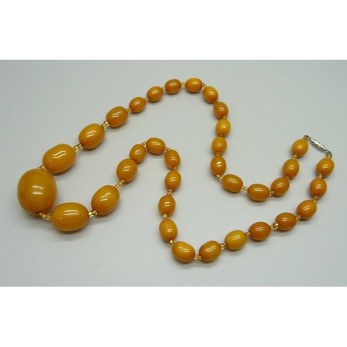 954 - A Bakelite bead necklace