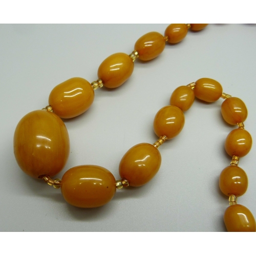 954 - A Bakelite bead necklace