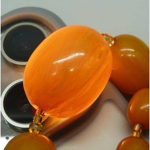 954 - A Bakelite bead necklace