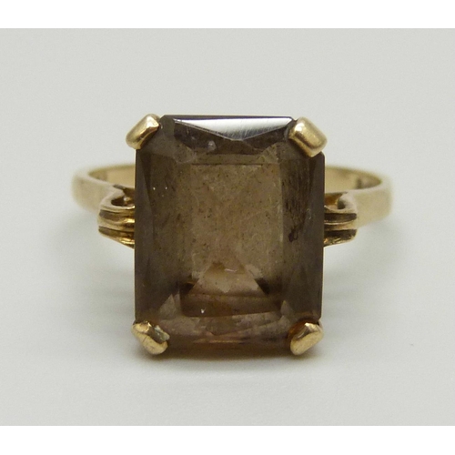 955 - A 9ct gold and smoky quartz ring, 3.2g, O