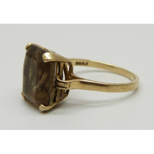 955 - A 9ct gold and smoky quartz ring, 3.2g, O