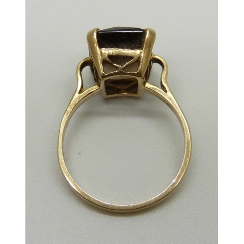 955 - A 9ct gold and smoky quartz ring, 3.2g, O