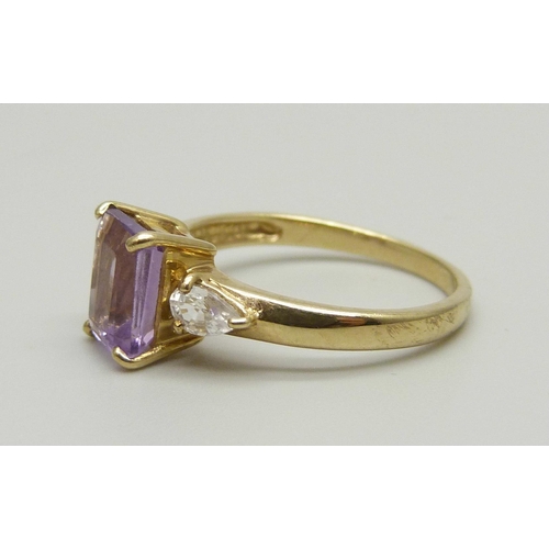 958 - A 9ct gold ring set with a pink and two white stones, 2.3g, N