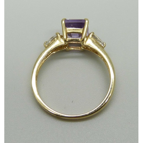 958 - A 9ct gold ring set with a pink and two white stones, 2.3g, N