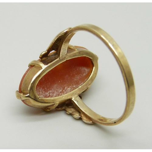 962 - A 9ct gold cameo ring, 2.9g, M/N