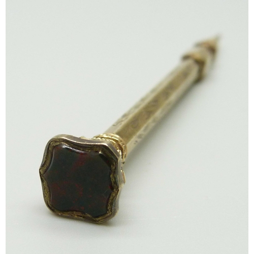 965 - A yellow metal propelling pencil set with a bloodstone cartouche, tests as 9ct gold, 5.9g