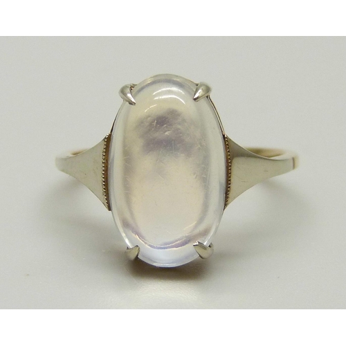 966 - A 9ct gold ring set with a cabochon moonstone, 1.6g, H/I