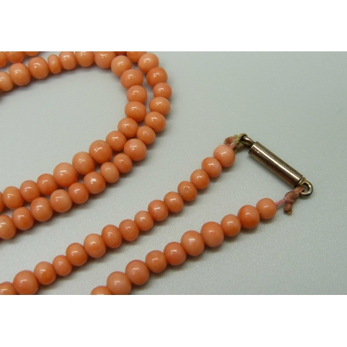 975 - A long coral bead necklace, 32.5g, 90cm