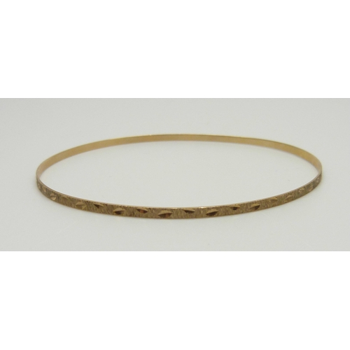 982 - A 9ct gold bangle, mark worn, 2.6g