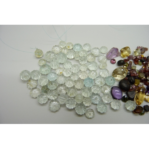 983 - A collection of gemstones including amethyst and a collection of aquamarine coloured beads for strin... 