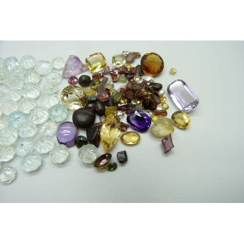 983 - A collection of gemstones including amethyst and a collection of aquamarine coloured beads for strin... 