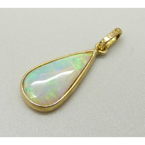 985 - A 14ct gold pendant set with a pear shaped opal, 0.6g