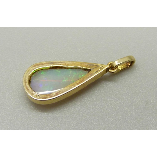 985 - A 14ct gold pendant set with a pear shaped opal, 0.6g