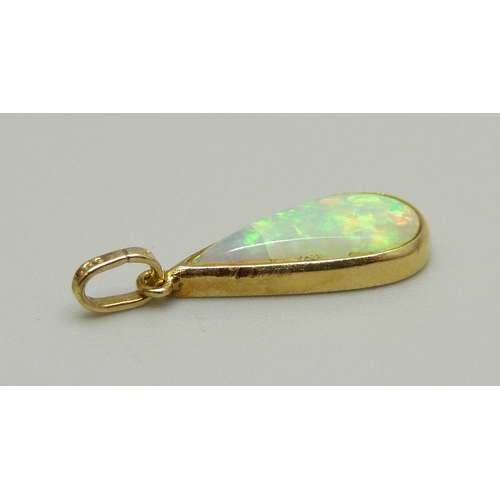 985 - A 14ct gold pendant set with a pear shaped opal, 0.6g