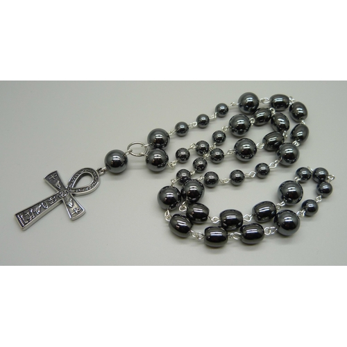 992 - A haematite necklace