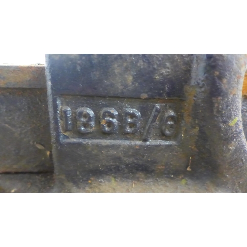 2061 - A Woden bench vice (186B/6)