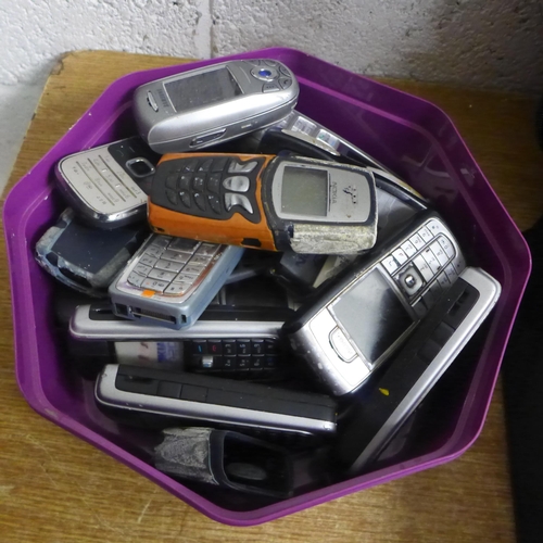 2082 - A quantity of mobile phones from the late 1990s and early 2000s including Nokia and Samsung and an A... 