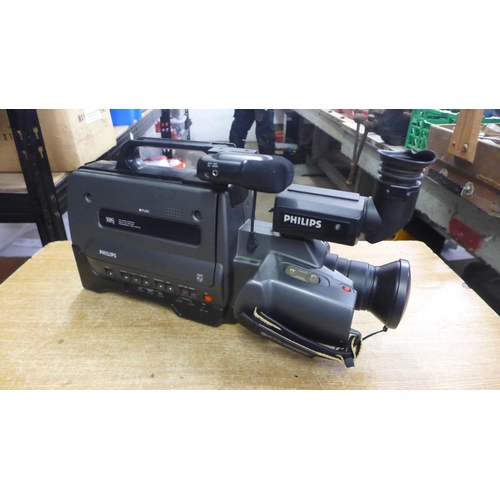 2098 - A JVC GR-AX840 compact VHS video camera, a Philips Explorer VKR6860 camcorder in a protective hard c... 