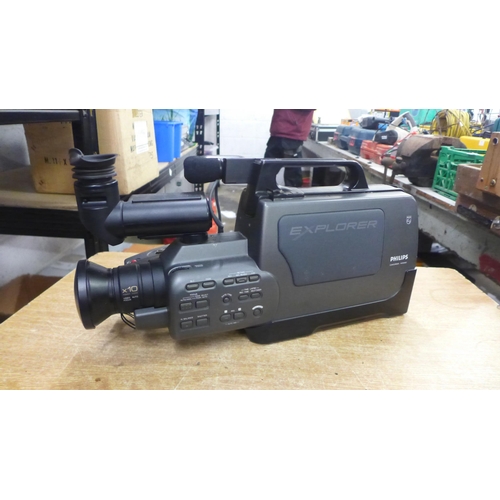 2098 - A JVC GR-AX840 compact VHS video camera, a Philips Explorer VKR6860 camcorder in a protective hard c... 