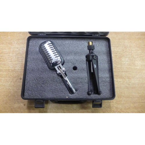 2120 - An Eagle G148 microphone and tripod stand with protective hard case