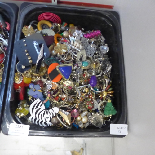 2121 - Two trays of costume earrings