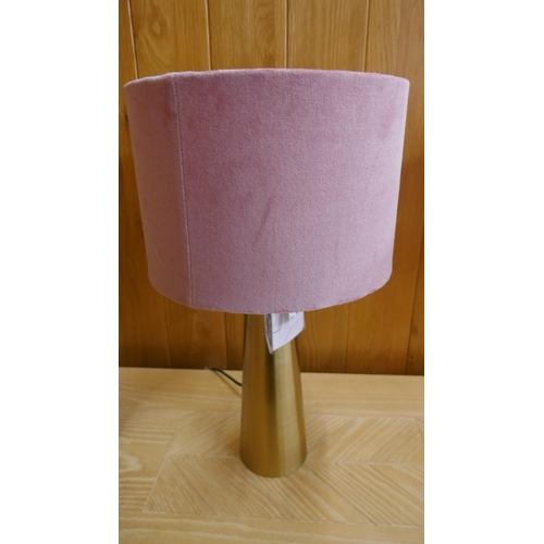 1488 - A pair of brass table lamps with pink velvet shades