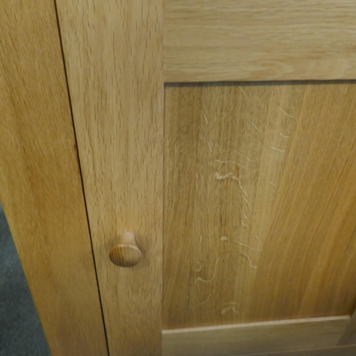 1531 - An oak single door cabinet