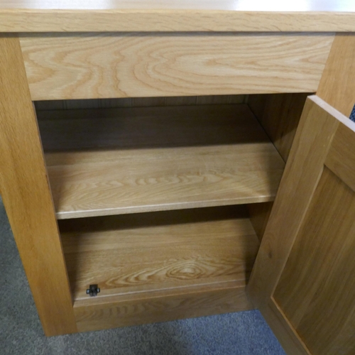 1531 - An oak single door cabinet