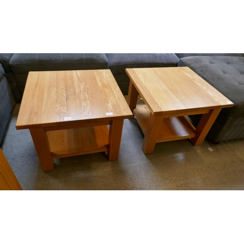 1533 - A pair of oak lamp tables