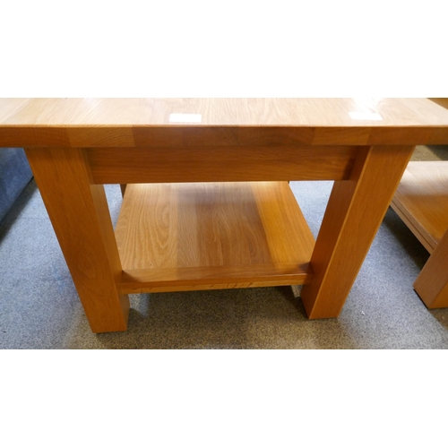 1533 - A pair of oak lamp tables