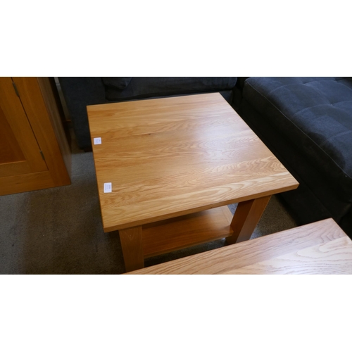 1533 - A pair of oak lamp tables