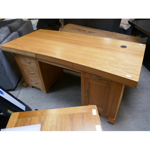 1546 - A Milano oak large desk