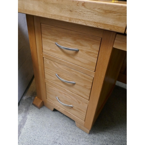 1546 - A Milano oak large desk