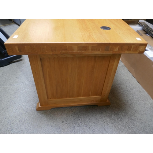 1546 - A Milano oak large desk