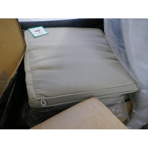 1554 - Assorted patio furniture cushions