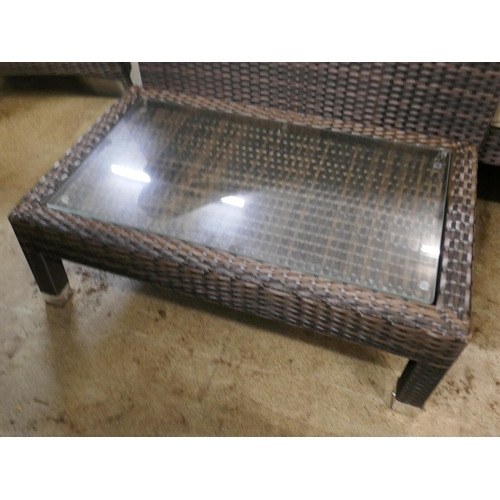 1555 - A rattan lounger and coffee table