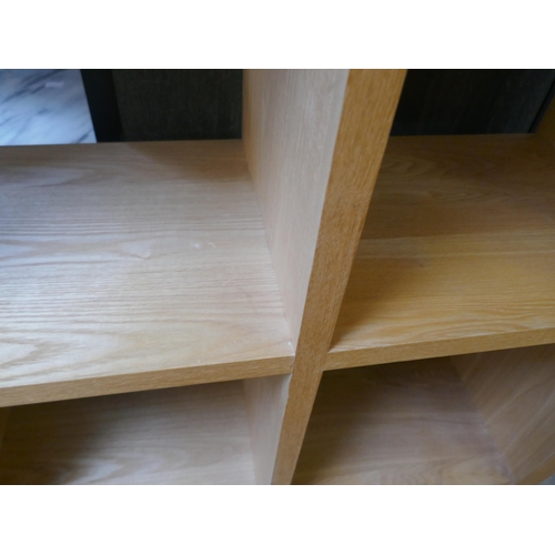 1583 - A cubic shelf unit