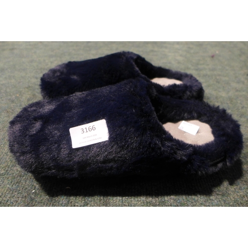 3166 - Women's blue Totes fluffy slip-on slippers - size large 7/8 * this lot is subject to VAT