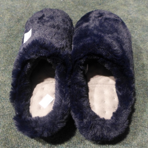 3166 - Women's blue Totes fluffy slip-on slippers - size large 7/8 * this lot is subject to VAT